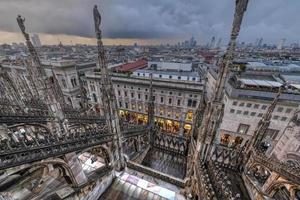 Milaan kathedraal, duomo di Milaan, een van de grootste kerken in de wereld, Aan piazza duomo plein in de Milaan stad centrum in Italië. foto