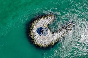 zeegezicht met oriënteren punt vuurtoren in lang eiland, nieuw york. oriënteren is de meest oostelijke stad- Aan lang eiland pittoreske noorden vork. foto