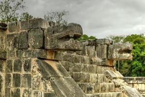 de platform van adelaars en jaguars in chichen itza, Mexico. foto