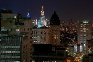 kantoor torens in downtown Manhattan in nieuw york stad Bij nacht foto