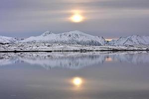 vagspollen reflectie Bij zonsopkomst in de lofoten eilanden, Noorwegen in de winter. foto