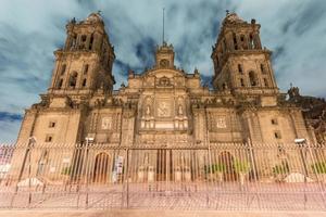 Mexico stad grootstedelijk kathedraal Bij nacht. het is de grootste en oudste kathedraal in de Amerika, gebouwd in 1573-1813. foto