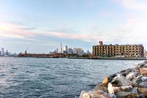 visie van de Manhattan horizon van rood haak, brooklyn, nieuw york. foto