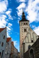 Tallinn oud stad- in zomer avond foto