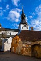 Tallinn oud stad- in zomer avond foto