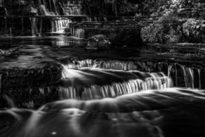 treppoja waterval in zwart en wit foto