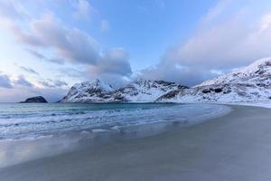 haukland strand in de lofoten eilanden, Noorwegen in de winter Bij schemering. foto