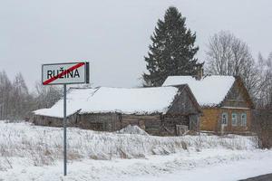 Lets landelijk dorp landschap in latgale in winter foto