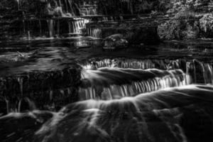 treppoja waterval in zwart en wit foto