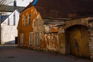 Tallinn oud stad- in zomer avond foto