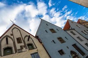 Tallinn oud stad- in zomer avond foto