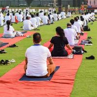 groep yoga oefening sessie voor mensen van verschillend leeftijd groepen Bij krekel stadion in Delhi Aan Internationale yoga dag, groot groep van volwassenen Bijwonen yoga sessie foto