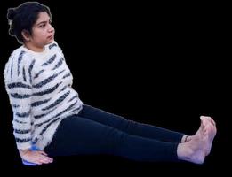 portret van prachtig jong Indisch vrouw beoefenen yoga met duidelijk achtergrond. mooi meisje praktijk eenvoudig yoga houding. rust en kom tot rust, vrouw geluk foto
