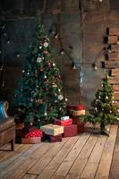 winter huis decor. Kerstmis boom in de interieur tegen een houten muur foto