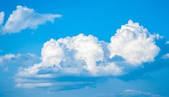 witte hoop wolken in de blauwe lucht foto