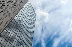 kantoor gebouw Aan een achtergrond van de blauw lucht foto