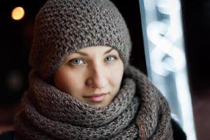 portret van een meisje Aan de straat in een sjaal en hoed foto