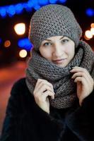 portret van een meisje Aan de straat in een sjaal en hoed foto