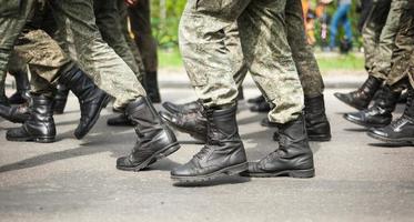 marcherende soldaten in militaire laarzen foto