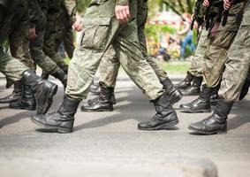 marcherende soldaten in militaire laarzen foto