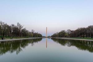 Washington monument reflecterend in de Lincoln gedenkteken reflecterend zwembad Bij zonsondergang in Washington, gelijkstroom foto