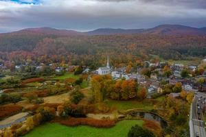 stowe panorama in herfst met kleurrijk gebladerte en gemeenschap kerk in Vermont. foto