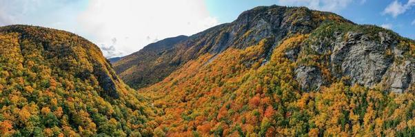 panoramisch visie van top vallen gebladerte in smokkelaars inkeping, Vermont. foto