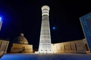 Super goed minaret van de kalon in bukhara, Oezbekistan. het is een minaret van de po-i-kalyan moskee complex in bukhara, Oezbekistan en een van de meest prominent oriëntatiepunten in de stad. foto