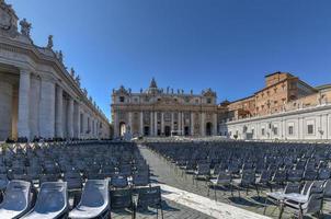 heilige peter's basiliek en plein in voorbereiding voor Pasen viering in de Vaticaan stad. foto