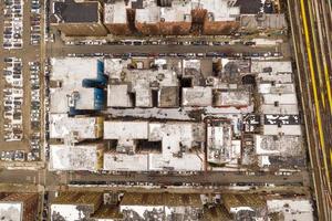 antenne visie van een sneeuw gedekt daken van gebouwen in Brighton strand gedurende de winter in brooklyn, nieuw york foto