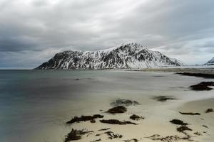 skagsanden strand in de lofoten eilanden, Noorwegen in de winter Aan een bewolkt dag. foto