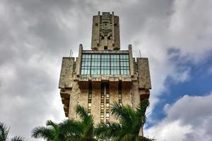 de ambassade van Rusland in havanna, Cuba is een opvallend constructivistisch gebouw in de Miramar wijk van de stad. sommige vergelijken het naar een zwaard, anderen naar een spuit, 2022 foto