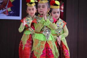 Jakarta, Indonesië in november 2022. jong kinderen variërend van kleuterschool naar elementair school- zijn nemen een deel in de nationaal archipel dans wedstrijd. foto