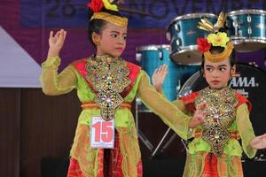 Jakarta, Indonesië in november 2022. jong kinderen variërend van kleuterschool naar elementair school- zijn nemen een deel in de nationaal archipel dans wedstrijd. foto