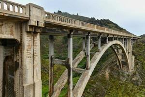 rotsachtig kreek brug, borstwering boog brug in Californië, groot sur in Monterey district, Verenigde Staten van Amerika foto
