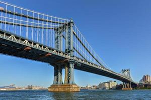 visie van de Manhattan brug net zo gezien van de oosten- kant van Manhattan, nieuw york. foto