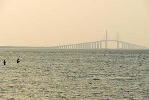 zonneschijn skyway brug - tampa baai, Florida foto