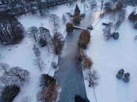 prachtig antenne visie van lokaal openbaar park na sneeuw vallen over- Engeland foto