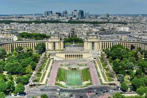 antenne visie van trocadero net zo gezien van de eiffel toren met la verdediging in de achtergrond in Parijs, Frankrijk. foto