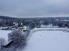 hoog hoek visie van sneeuw gedekt noorden van luton landschap en stadsgezicht, antenne beeldmateriaal van noordelijk luton stad van Engeland uk na sneeuw val. de 1e sneeuw vallen van deze winter van 2022 foto