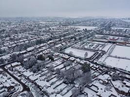 hoog hoek visie van sneeuw gedekt noorden van luton landschap en stadsgezicht, antenne beeldmateriaal van noordelijk luton stad van Engeland uk na sneeuw val. de 1e sneeuw vallen van deze winter van 2022 foto