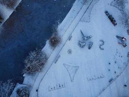 prachtig antenne visie van lokaal openbaar park na sneeuw vallen over- Engeland foto