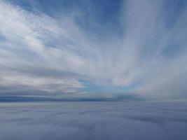 meest mooi hoog hoek beeldmateriaal van winter wolken over- de Brits stad van Engeland foto