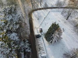 prachtig antenne visie van lokaal openbaar park na sneeuw vallen over- Engeland foto