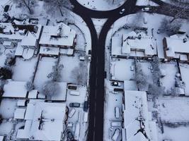 hoog hoek visie van sneeuw gedekt noorden van luton landschap en stadsgezicht, antenne beeldmateriaal van noordelijk luton stad van Engeland uk na sneeuw val. de 1e sneeuw vallen van deze winter van 2022 foto