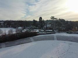 prachtig visie van lokaal openbaar park na sneeuw vallen over- Engeland foto