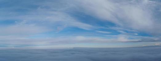 meest mooi hoog hoek beeldmateriaal van winter wolken over- de Brits stad van Engeland foto