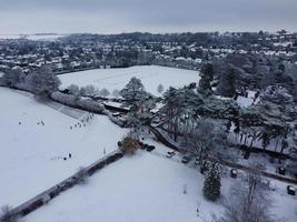 hoog hoek visie van sneeuw gedekt noorden van luton landschap en stadsgezicht, antenne beeldmateriaal van noordelijk luton stad van Engeland uk na sneeuw val. de 1e sneeuw vallen van deze winter van 2022 foto