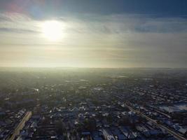 hoog hoek visie van sneeuw gedekt noorden van luton landschap en stadsgezicht, antenne beeldmateriaal van noordelijk luton stad van Engeland uk na sneeuw val. de 1e sneeuw vallen van deze winter van 2022 foto