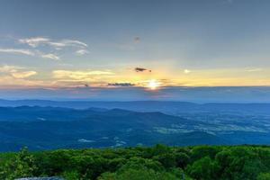 visie van zonsondergang over- de shenandoah vallei en blauw nok bergen van shenandoah nationaal park, Virginia foto